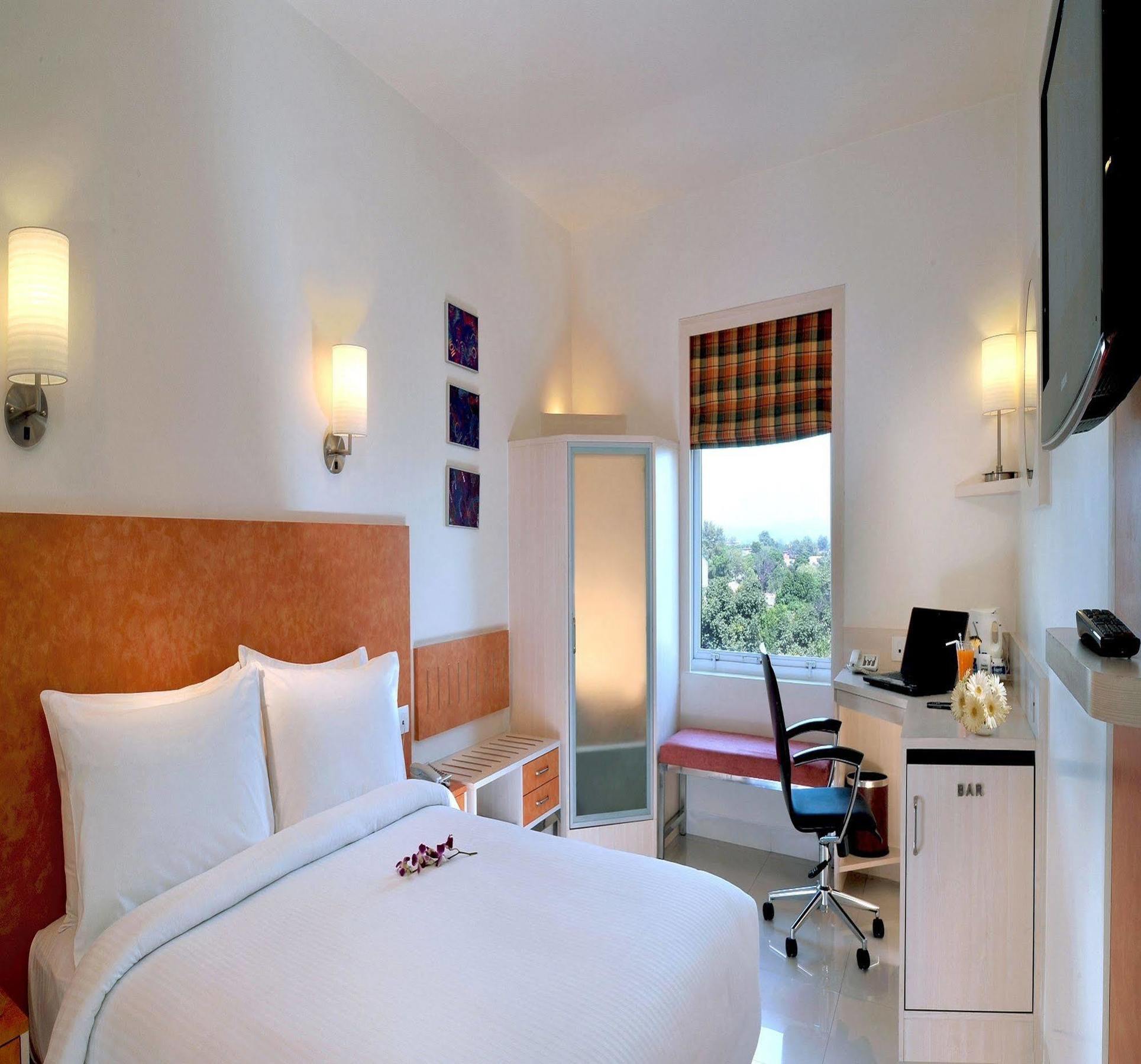 Hometel Chandigarh Luaran gambar